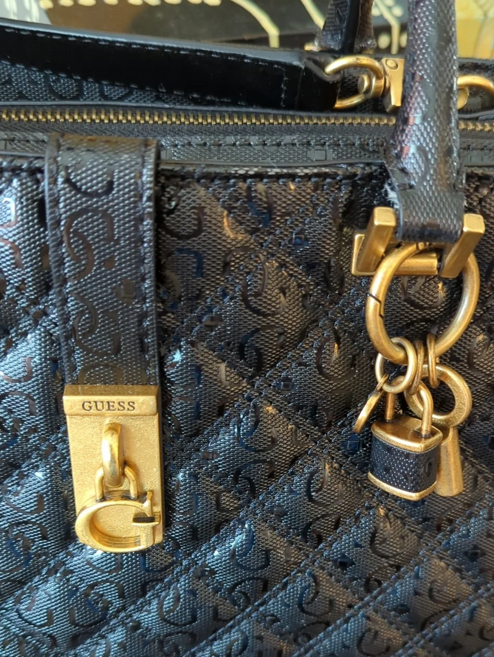 Guess featuring chic